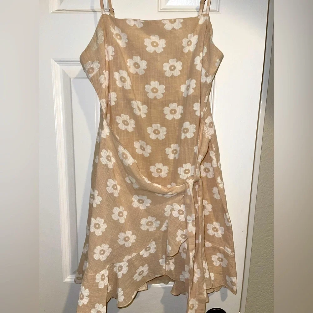 Tan light cotton flower wrap dress with zipper Size 6 by Polly - Picture 7 of 7